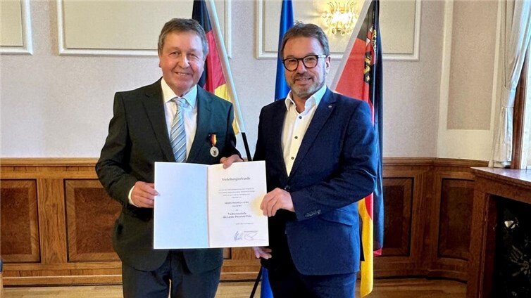 SGD-Nord-Präsident Wolfgang Treis (re.) überreichte die Landesverdienstmedaille an Friedhelm Kurz (li.).  Foto: SGD Nord/Christiane Gandner