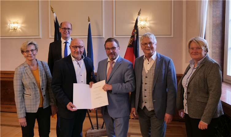 SGD-Nord-Präsident und kommunale Vertreter-/innen danken Guido Job für sein Engagement und gratulieren ihm zu seiner Ehrung. V. l. n. r.: Diana Göttes, erste Beigeordnete der Stadt Bad Hönningen, Jan Ermtraud, Bürgermeister der Verbandsgemeinde Bad Hönningen, Ordensträger Guido Job, Präsident Wolfgang Treis, Reiner W. Schmitz, Stadtbürgermeister der Stadt Bad Hönningen und Birgit Haas, Kreisbeigeordnete des Landkreises Neuwied. Quelle: Verbandsgemeindeverwaltung Bad Hönningen