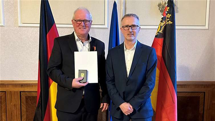 SGD-Nord-Vizepräsident Prof. Dr. Martin Kaschny (re.) überreichte die Landesverdienstmedaille an Fritz Vennemann (li.). Foto: SGD Nord / Christiane Gandner