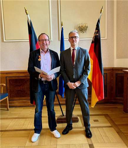 SGD-Nord-Vizepräsident Prof. Dr. Martin Kaschny (re.) überreichte die Landesverdienstmedaille an Wolfgang Kluwig aus Bad Hönningen.Foto: SGD Nord/Christiane Gandner