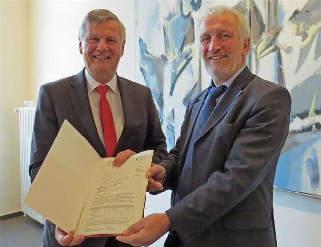 SGD-Präsident Dr. Ulrich Kleemann (li.) überreichte VG-Bürgermeister Bruno Seibeld in Koblenz den Förderbescheid.Foto: SGD Nord