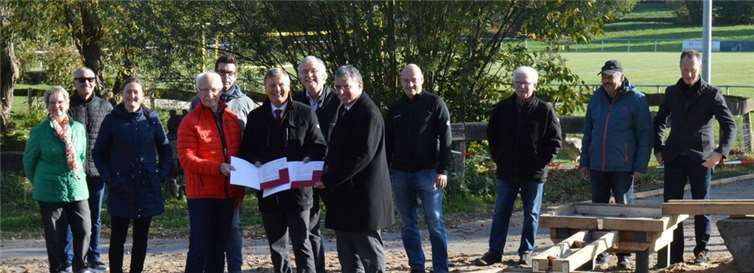 SGD-Präsident Dr. Ulrich Kleemann (vorne, Mitte) überreichte dem Ersten Beigeordneten der VG Montabaur, Andree Stein (rechts daneben) sowiedem Oberelberter Bürgermeister Karl Jung (links daneben) die Förderbescheide. Der Bodener Ortsbürgermeister Peter Stamm war bei dem Termin nicht anwesend.;Foto: © VG Montabaur/Ingrid Ferdinand