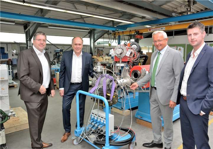 SIEBE Engineering profitiert von der Übernahme durch den niedersächsischen Maschinenbauspezialisten KURRE und kann nun gemeinsam weltweit Komplettlösungen für die Kabelindustrie liefern. Landrat Achim Hallerbach (3. v.li.) und Wirtschaftsförderer Jörg Hohenadl (1. v.li.) informierten sich über die zum Jahresbeginn 2018 erfolgte Übernahme und die aktuelle Produktion am Neustädter Standort. Geschäftsführer Rainer Spitz (2. v.li.) und Vertriebsleiter Christian Greindl (4. v.li.) stellten das Unternehmen vor. Foto: privat