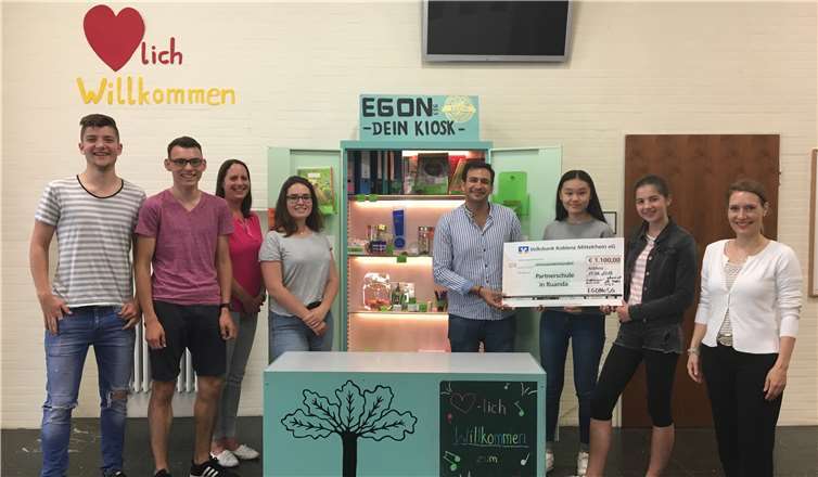 SIe trafen sich zur Spendenübergabe im Eichendorff-Gymnasium (v.l.): Moritz Kühnemund, Sebastian Pawelzik, Lehrerin Christina Becker, Lea Rieser, Salvatore Mele, Lucy Li, Kiara Link, Judith Sauerborn, Marketingleiterin Volksbank Koblenz Mittelrhein eG. privat