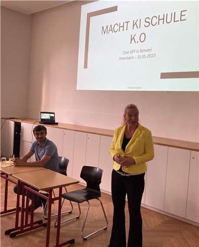 SJG Forum KI 1: Schulpflegschaftsvorsitzende Barbara Kirfel begrüßt den Referenten Christoph Kowalski und die Gäste des SJG Forums „Macht KI die Schule k.o.?“. Foto: Erzbischöfliches St. Joseph-Gymnasium Rheinbach