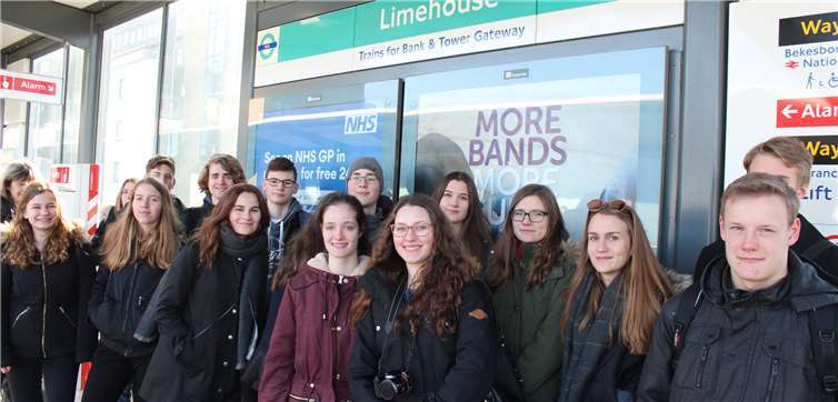 SJG-Studienfahrerinnen und -fahrer nutzen die Docklands Light Railway.privat