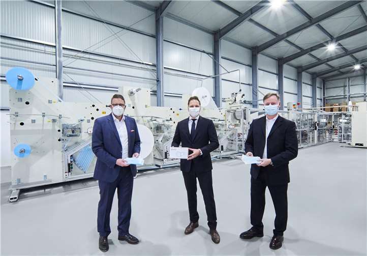 SKYLOTEC-Geschäftsführer Dr. Kai Rinklake (Mitte), Sales Director Alexander Merl (links) und Jens Huetwohl als Leiter des Supply Chain Management freuen sich auf den Start der Atemschutz-Produktion. Foto: Skylotec GmbH
