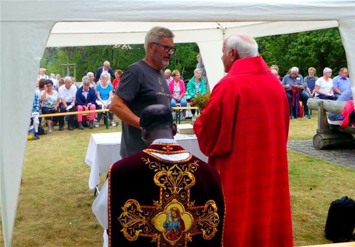 SMB-Brudermeister Rolf Keuser bedankt sich bei den beiden Messe-Zelebranten Pater Joseph Aduse Poka und Diakon Winfried Stadtfeld.