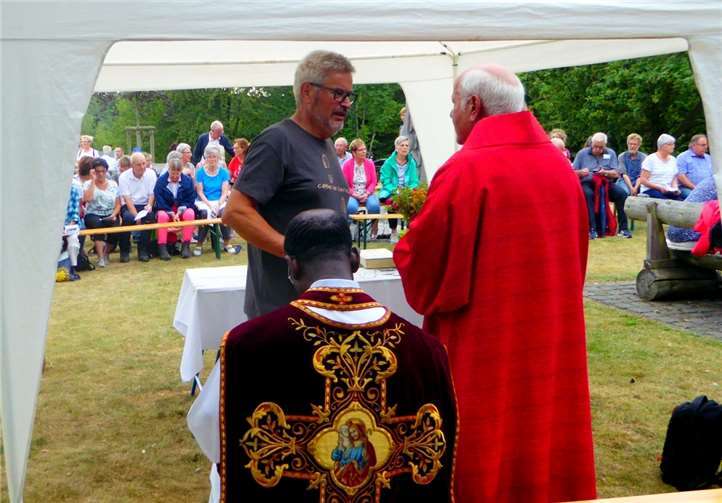 SMB-Brudermeister Rolf Keuser bedankt sich bei den beiden Messe-Zelebranten Pater Joseph Aduse Poka und Diakon Winfried Stadtfeld.Fotos: 