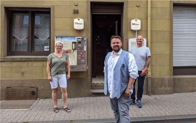 SPD-Bürgermeisterkandidat Christoph Mohr (Mitte) vor der Gaststätte Ferber mit der Pächterin Nicole Lindenau (links) und Thomas Rasch (SPD-Mitglied). Foto: privat