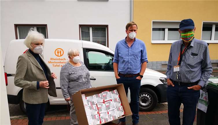 SPD-Bürgermeisterkandidat Stefan Pohl (2.v.r.) bei der Übergabe an Dr. Uwe Petersen (rechts).Foto: Peter Zachow (SPD)