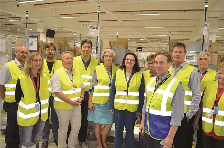 SPD-Bundestagsabgeordnete Andrea Nahles informierte sich vor Ort bei der Firma Amazon in Koblenz. privat