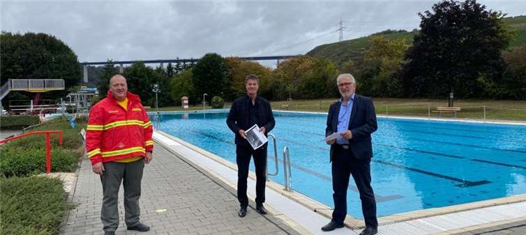 SPD-Bundestagsabgeordneter Detlev Pilger (Mitte) machte sich zusammen mit VG-Bürgermeister Bruno Seibeld (re.) und Michael Fischer von der DLRG ein Bild vom Zustand des Winninger Freibades. Foto: privat