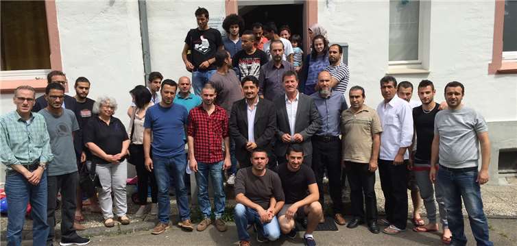 SPD-Bundestagsabgeordneter Detlev Pilger (vorne stehen, 7. v. r.) hatte bei seinem Besuch ein offenes Ohr für die AWO-Mitarbeiter und die von ihnen beratenen Flüchtlinge. privat