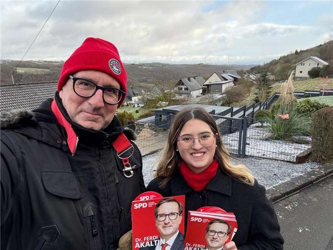 SPD-Bundestagskandidat Dr. Ferdi Akaltin und Pauline Montada auf Haustür-Tour in Bermel.  Foto: privat