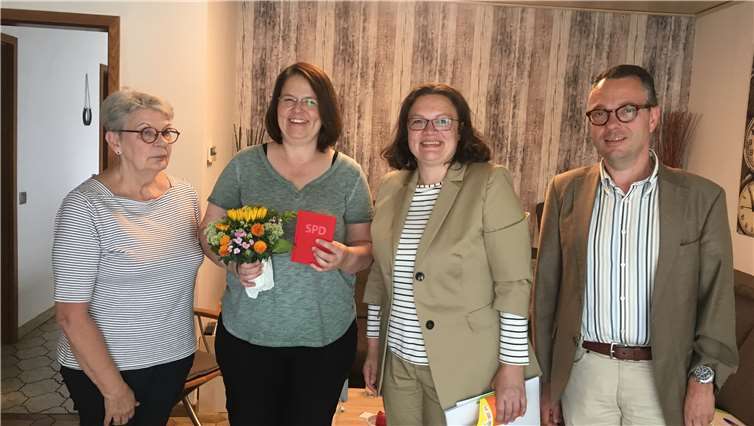 SPD-Bundesvorsitzende Andrea Nahles überreichte persönlich das Parteibuch an Jutta Neideck. privat