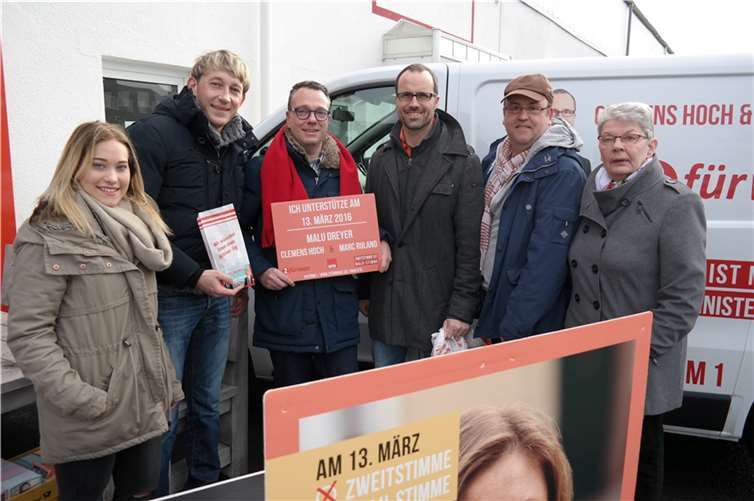 SPD-Direktkandidat Clemens Hoch (4.v.l.) und SPD-Kreisvorsitzender Marc Ruland (2.v.l.) kamen beim Sonntagsinfostand der SPD Mayen-Koblenz mit den Bürgern ins Gespräch. privat