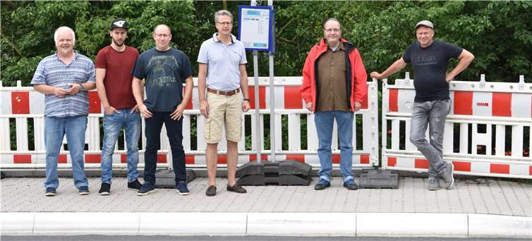 SPD-Engers bei der Ortsbesichtigung, v.l.n.r.: Ferhat Cato, Mirco Janssen, Michael Stunz, Henning Wirges, Thomas Schulz und Frank Michel.Foto: SPD