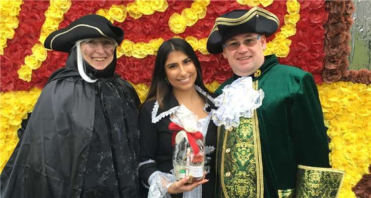 SPD-Fraktionschefin Dr. Brigitte Kuchta und Bürgermeisterkandidat Stefan Fassbender gratulierten der neuen Blütenkönigin mit einem kleinen Präsent. Foto: SPD Meckenheim