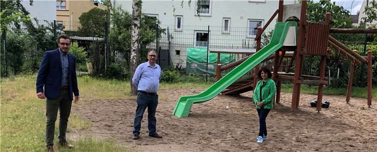 SPD-Fraktionsmitglieder (v.l.) Dominik Pretz, Manfred Bauer und Beigeordnete Zeynep Begen auf dem Spielplatz „An der Concordiahütte“ in Mülhofen. Foto: privat