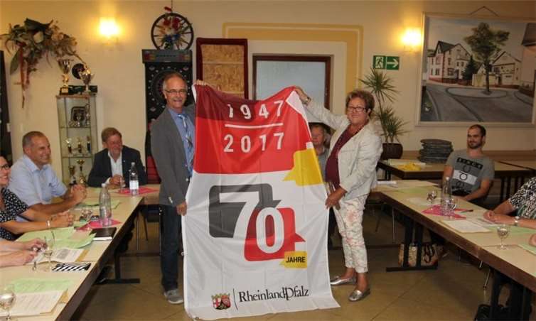 SPD - Fraktionssprecherin Gisela Bertram und Ortsbürgermeister Lutz Zaun bei der Fahnenübergabe. Jürgen Jachtenfuchs