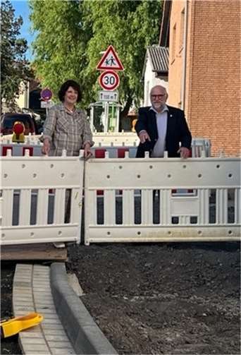 SPD-Fraktionsvorsitzende Martina Koch und der stellv. Bürgermeister Kalle Kerstholt besichtigen die Baustelle auf der Merzbacher Str.  Foto: privat