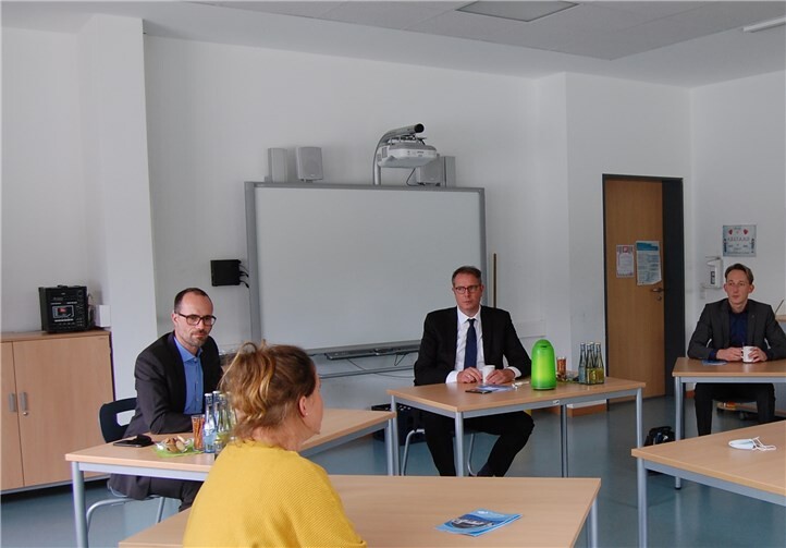 SPD-Fraktionsvorsitzender Alexander Schweitzer (3.v.l.) machte sich ein Bild von der Situation an den Schulen vor Ort.