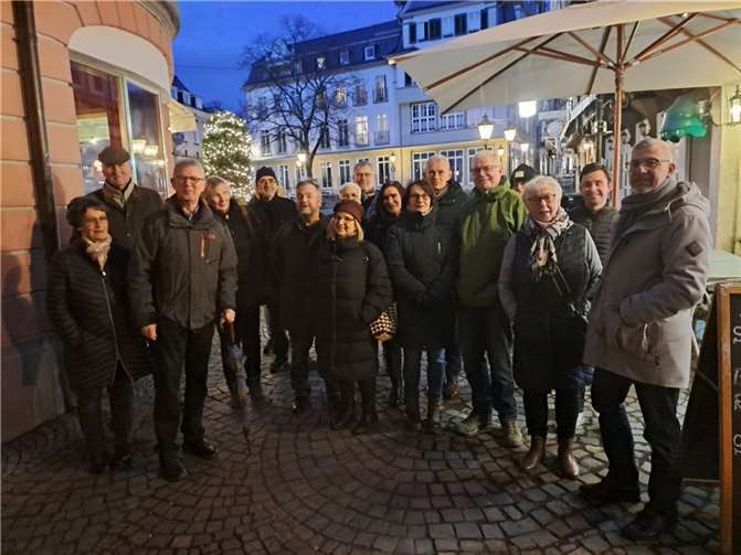 SPD-Fraktionsvorsitzender Dieter Lehmann (3. v. r.) und die Linzerinnen und Linzer beim politischen Stadtrundgang.  Foto: Florian Augst