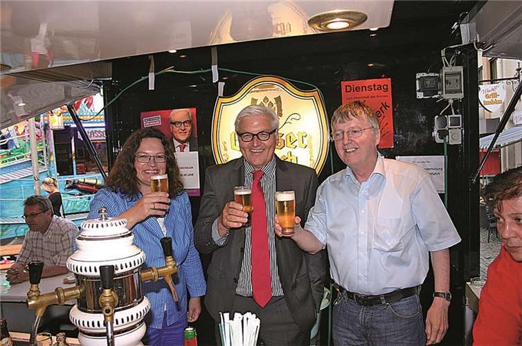 SPD-Generalsekretärin Andreas Nahles, Franz-Walter Steinmeier und Ingo Terschanski gönnten sich eine kühle Erfrischung.
