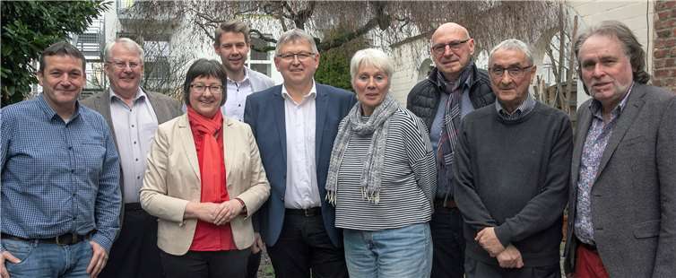 SPD, Grüne und „Die Swisstaler“ unterstützen Dr. Christian Böse bei der Bürgermeister Kandidatur (von links): Udo Ellmer, Joachim Euler, Gisela Hein, Tobias Leuning, Dr. Christian Böse, Johanna Bienentreu, Herbert Waskow, Pierre Oster und Karl-Heinz Peters.Foto: JOST