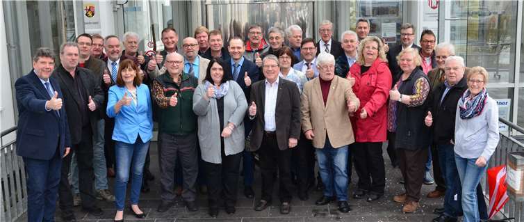 SPD Kandidaten stellten sich vor die Tür der Verbandsgemeinde und stellen sich zur Wahl für den Verbandsgemeinderat. Foto: SPD Gemeindeverband in der VG Weißenthurm