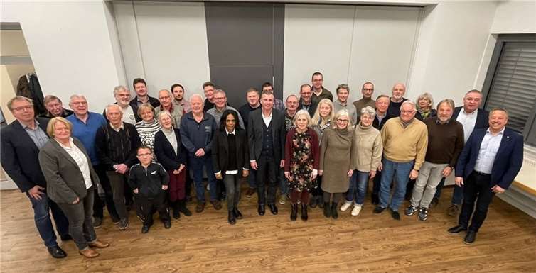 SPD-Kandidatinnen und -Kandidaten für den Verbandsgemeinderat Rengsdorf-Waldbreitbach bei der Kommunalwahl 2024 mit Bürgermeister Hans-Werner Breithausen  Foto: SPD-Ortsverein Rengsdorf-Waldbreitbach