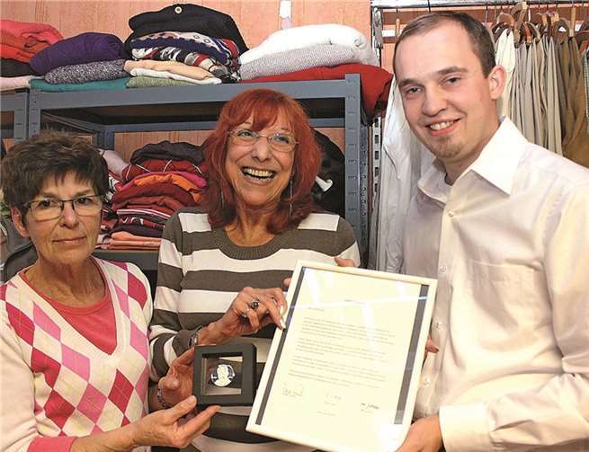 SPD-Kreisstadtvorsitzender Jörn Kampmann überreicht Petra Elsner den begleitenden Ehrenbrief, links AsF-Lädchenfrau Lydia Ilius mit der Willy-Brandt-Medaille.  Bünnagel