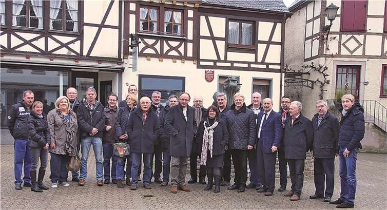 SPD-Kreistagsfraktion unter der Leitung von Achim Huetten und SPD-Vertreter der Verbandsgemeinden Rhens und Untermosel auf dem Marktplatz in Kobern.privat