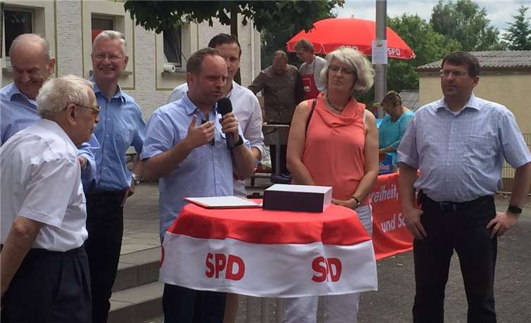 SPD-Kreisvorsitzender Mike Weiland konnte gemeinsam mit Landrat Frank Puchtler den zweiten Jugendpreis der SPD an die Jugendfeuerwehr Nievern verleihen. privat