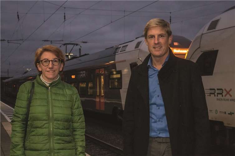 SPD-Landtagsabgeordnete Susanne Müller und Landratskandidat Christoph Schmitt begrüßen umfangreiche Erneuerungsmaßnahmen und Verbesserung der Personenbahnhöfe der DB im Kreis Ahrweiler.Foto: SPD