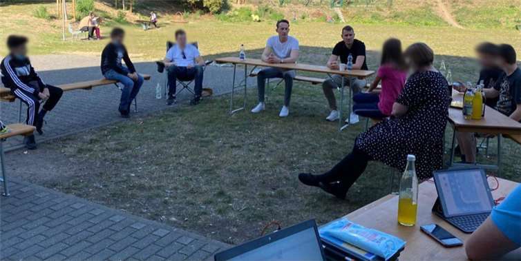 SPD-Landtagsabgeordneter Marc Ruland und Benjamin Kastner besuchten das JUZ in Plaidt. Foto: privat