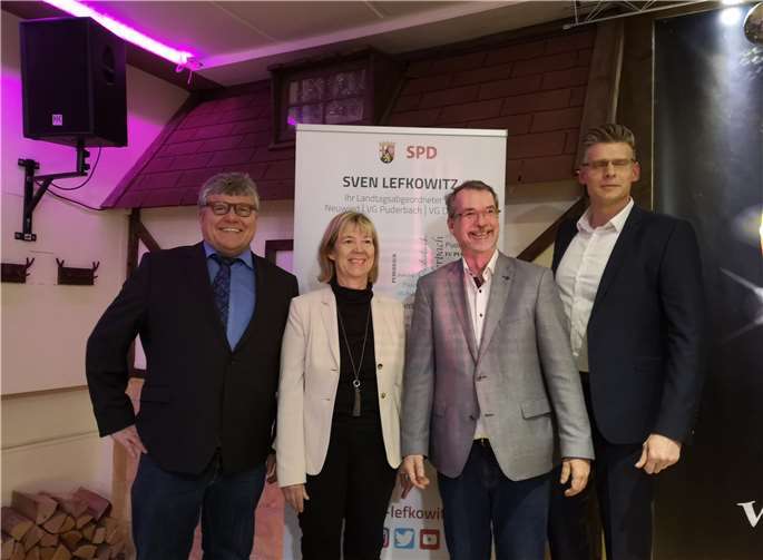 SPD-Landtagsabgeordneter Sven Lefkowitz (2.v.r.) diskutierte gemeinsam mit Michael Mahlert und Staatsministerin Doris Ahnen (li.) sowie Daniel Weingart Baugenossenschaft Rhein-Lahn eG (re.) über die Möglichkeiten zum Ausbau sozialen und bezahlbaren Wohnraums. Quelle: SPD