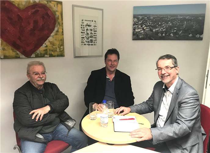 „SPD-Landtagsabgeordneter Sven Lefkowitz (rechts) im Gespräch mit dem Vorsitzenden des Brexbachtalbahn e.V., Adolf Bongartz (links), und seinem Stellvertreter Ulf Wobser (Mitte)“.