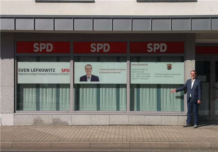 SPD Landtagsabgeordneter Sven Lefkowitz vor dem Wahlkreisbüro. Foto: privat