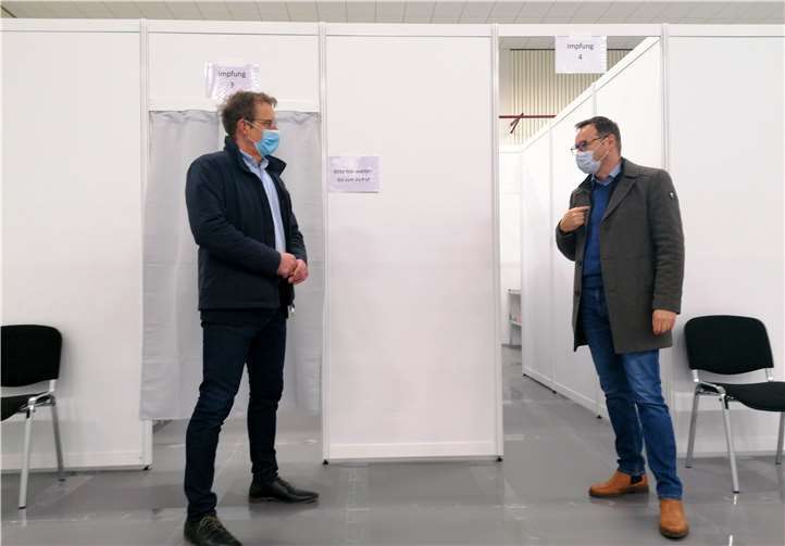 SPD-Landtagskandidat Dr. Alexander Wilhelm im Gespräch mit Verbandsbürgermeister Maximilian Mumm. Foto: privat