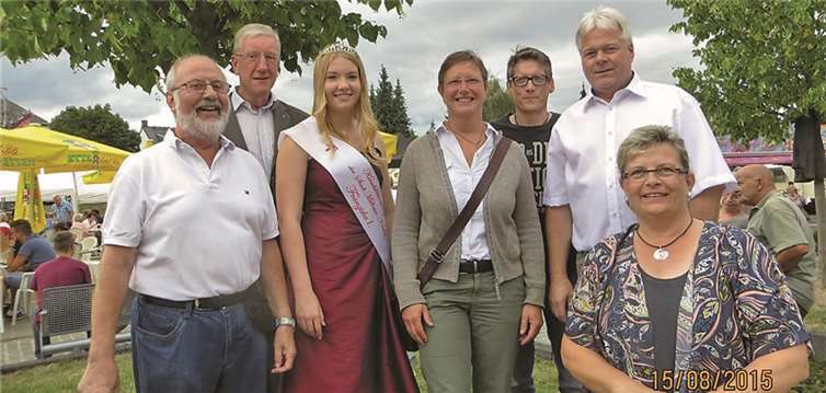 SPD-Landtagskandidatin Karin Küsel-Ferber, Ortsbürgermeisterin von Urbar, besuchte die Stadt Mülheim-Kärlich anlässlich der Kirmes. Kirschblütenkönigin Franziska Emmerich nahm sie freundlich in Empfang. Die SPD-Stadtratsmitglieder Christa Schäfer, Stefan Schuth, Stefan Malewski, Helmut Koch sowie der erste Stadtbeigeordnete Albert Weiler informierten Karin Küsel-Ferber über die aktuellen Entwicklungen in der Stadt Mülheim-Kärlich.privat