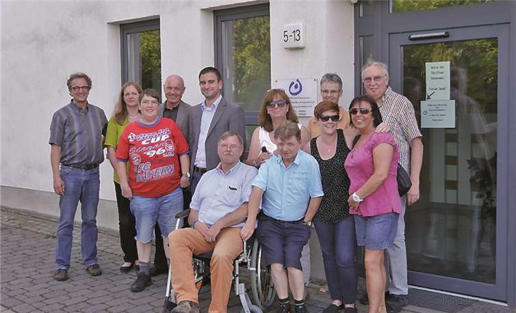SPD-MdL Marcel Hürter (5. von links) wurde im Begegnungszentrum der Lebenshilfe in Sinzig am Kaiserplatz vom Vorstand der Lebenshilfe Ulrich van Bebber (4. von links), Karin Friele (2. von rechts) und Dr. Hans Toener Steffens (rechts), dem Geschäftsführer Stefan Möller (links), den Mitarbeitern und den Bewohnern begrüßt.privat