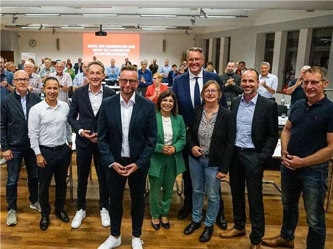 SPD-Mitglieder im Kreis schicken den 48-jährigen Nickenicher Marko Boos (erste Reihe, 4. v. l.) ins Rennen um den Chefposten im Kreishaus. Fotos: SPD Mayen-Koblenz