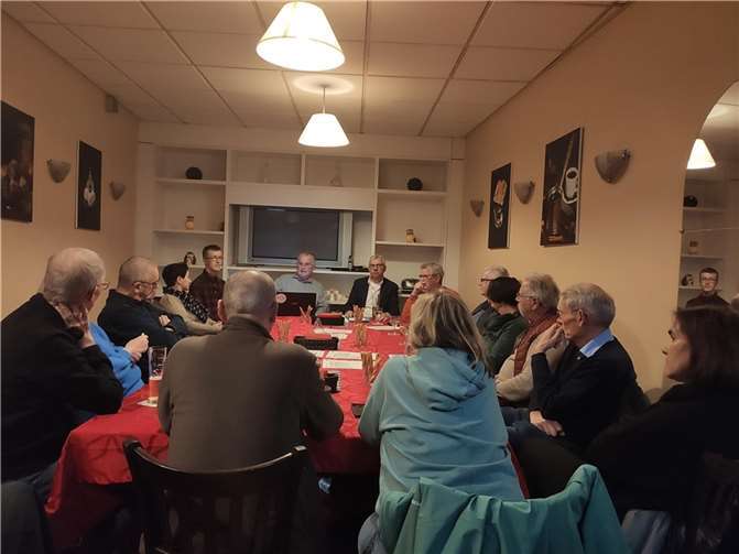 SPD-Mitglieder und Bürgerinnen und Bürger aus Linz tauschen sich über aktuelle politische Themen aus. Quelle: SPD Linz