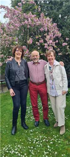 SPD-Ortsvereinsvorsitzende Ute Krupp und die Vorsitzende des Sozialfonds der SPD Martina Koch überbrachten Gert-Uwe Geerdts an seinem 80. Geburtstag die Glückwünsche der SPD Rheinbach. Foto: privat