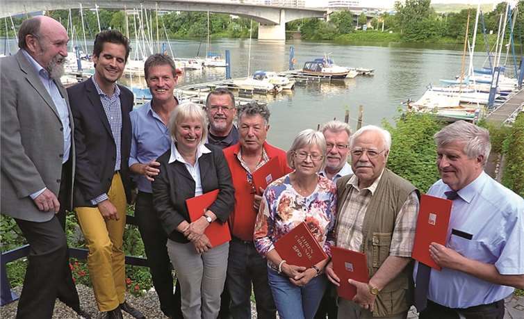 SPD-Ortsvereinsvorsitzender Christian Altmaier (2.v.l.) und der Koblenzer SPD-Bundestagskandidat Detlev Pilger (3.v.l.) zeichneten treue Vereinsmitglieder aus.  privat