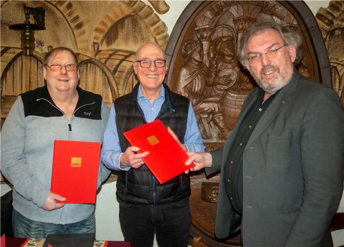 SPD-Ortsvereinsvorsitzender Christian Radtke (r.) überreicht Nadeln und Urkunden an Ulf Busch und Klaus-Peter Schmitz. Foto: SPD