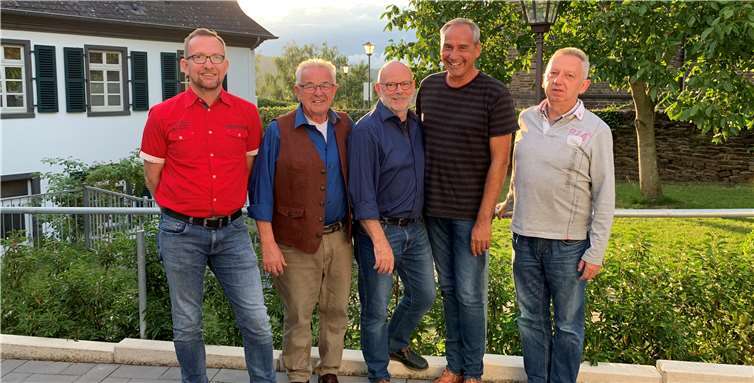 SPD-Ortsvereinsvorsitzender Urs Exner (Mitte) und Stellvertreter Torsten Dasbach (Zweiter von rechts) mit den Beisitzern Klaus Anheuser (links) und Dieter Labonde sowie Kassierer Achim Zemke (rechts).Foto: privat