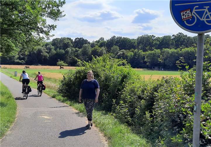 SPD-Ratskandidatin Elena Stanitzok am Radweg Buschhoven-Morenhoven.Quelle: SPD Swisttal